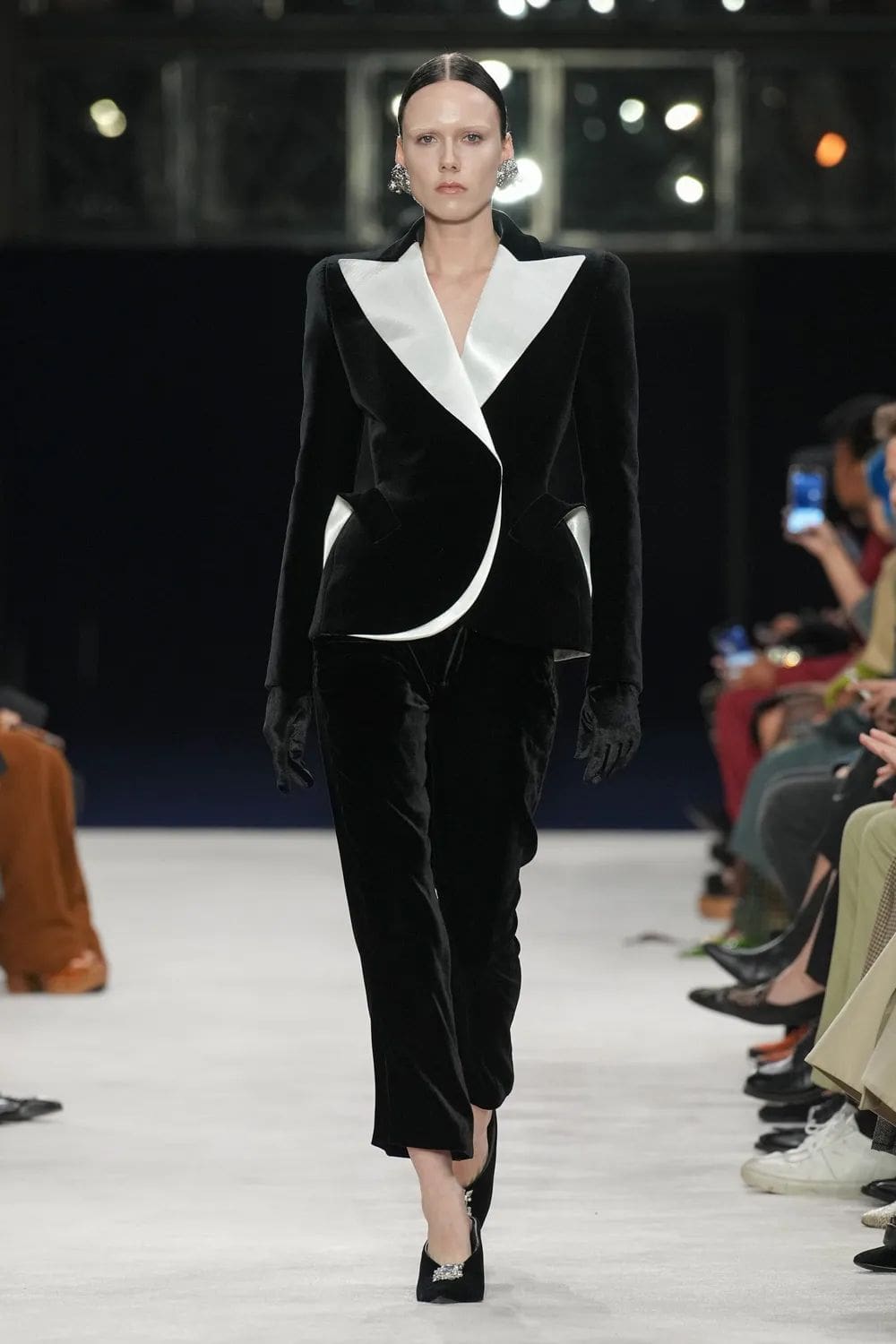 巴尔曼 (Balmain) 秋冬 2023 2024 巴黎 Runway 1杂志
