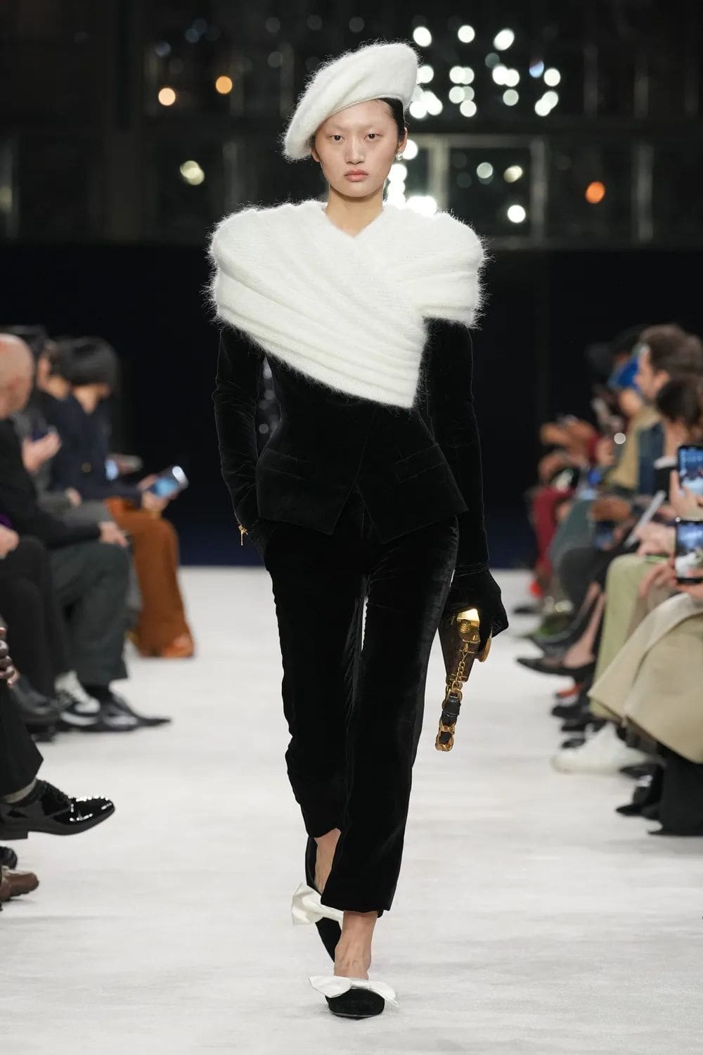 巴尔曼 (Balmain) 秋冬 2023 2024 巴黎 Runway 10杂志