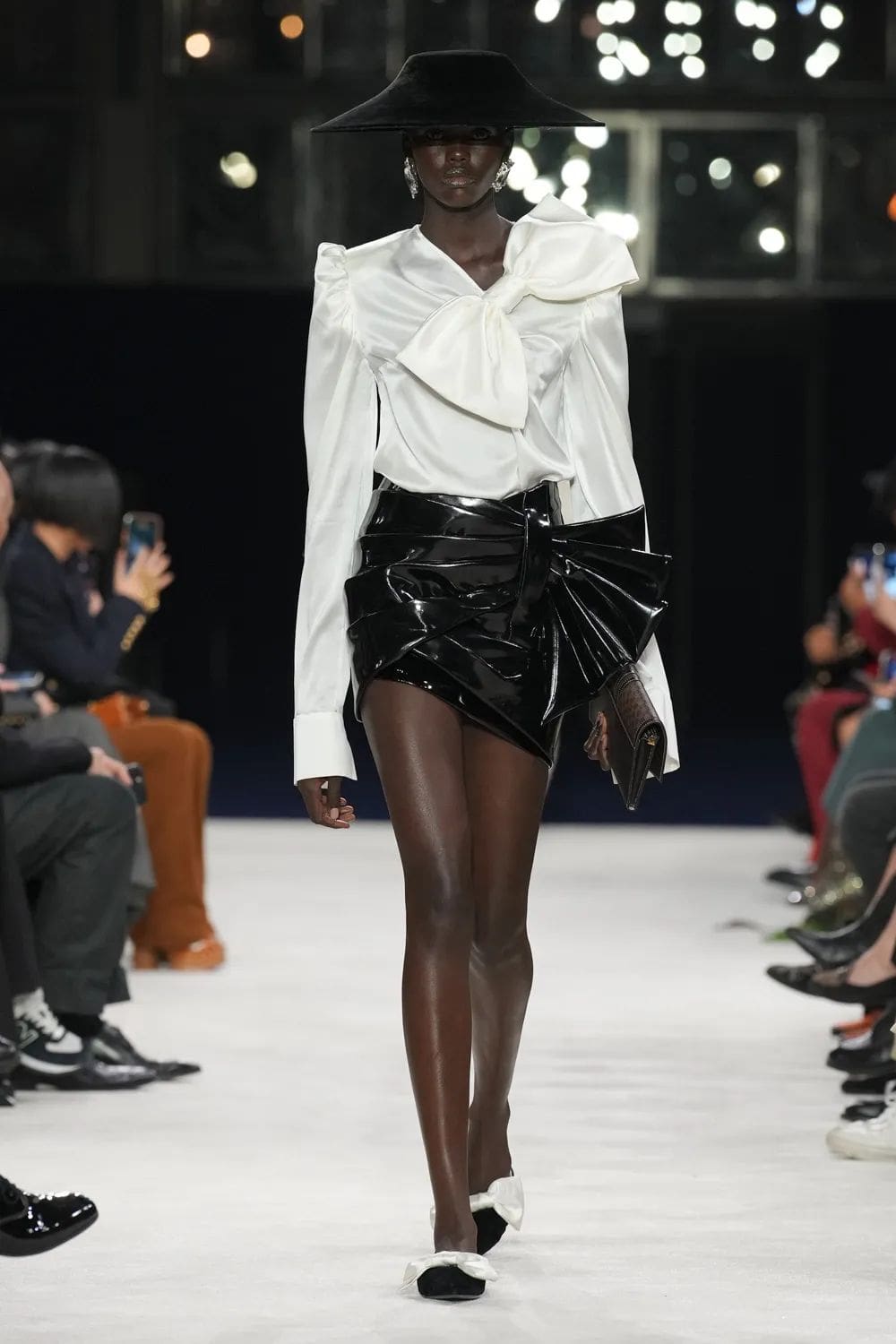 巴尔曼 (Balmain) 秋冬 2023 2024 巴黎 Runway 12杂志
