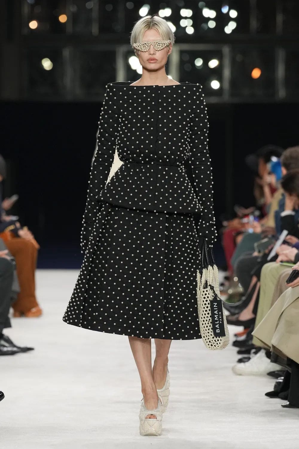巴尔曼 (Balmain) 秋冬 2023 2024 巴黎 Runway 15杂志