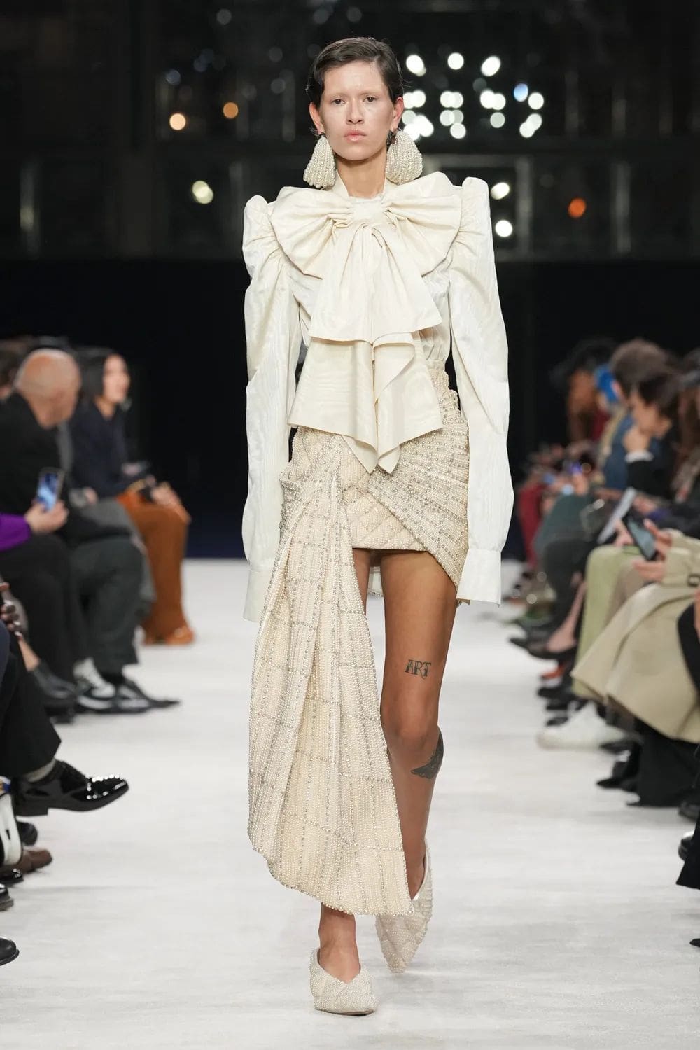 巴尔曼 (Balmain) 秋冬 2023 2024 巴黎 Runway 17杂志