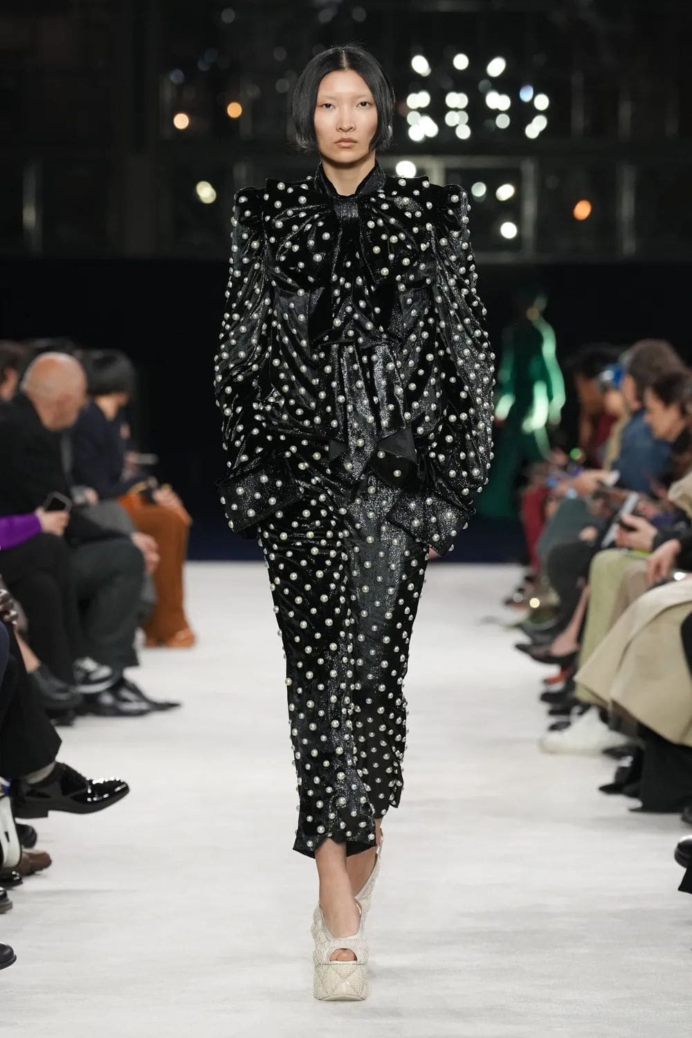 巴尔曼 (Balmain) 秋冬 2023 2024 巴黎 Runway 18杂志