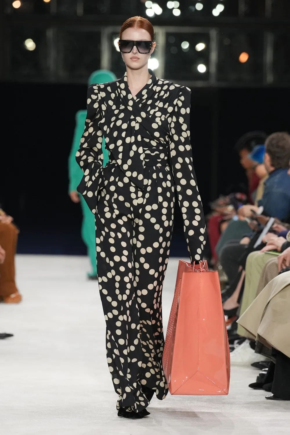 巴尔曼 (Balmain) 秋冬 2023 2024 巴黎 Runway 19杂志