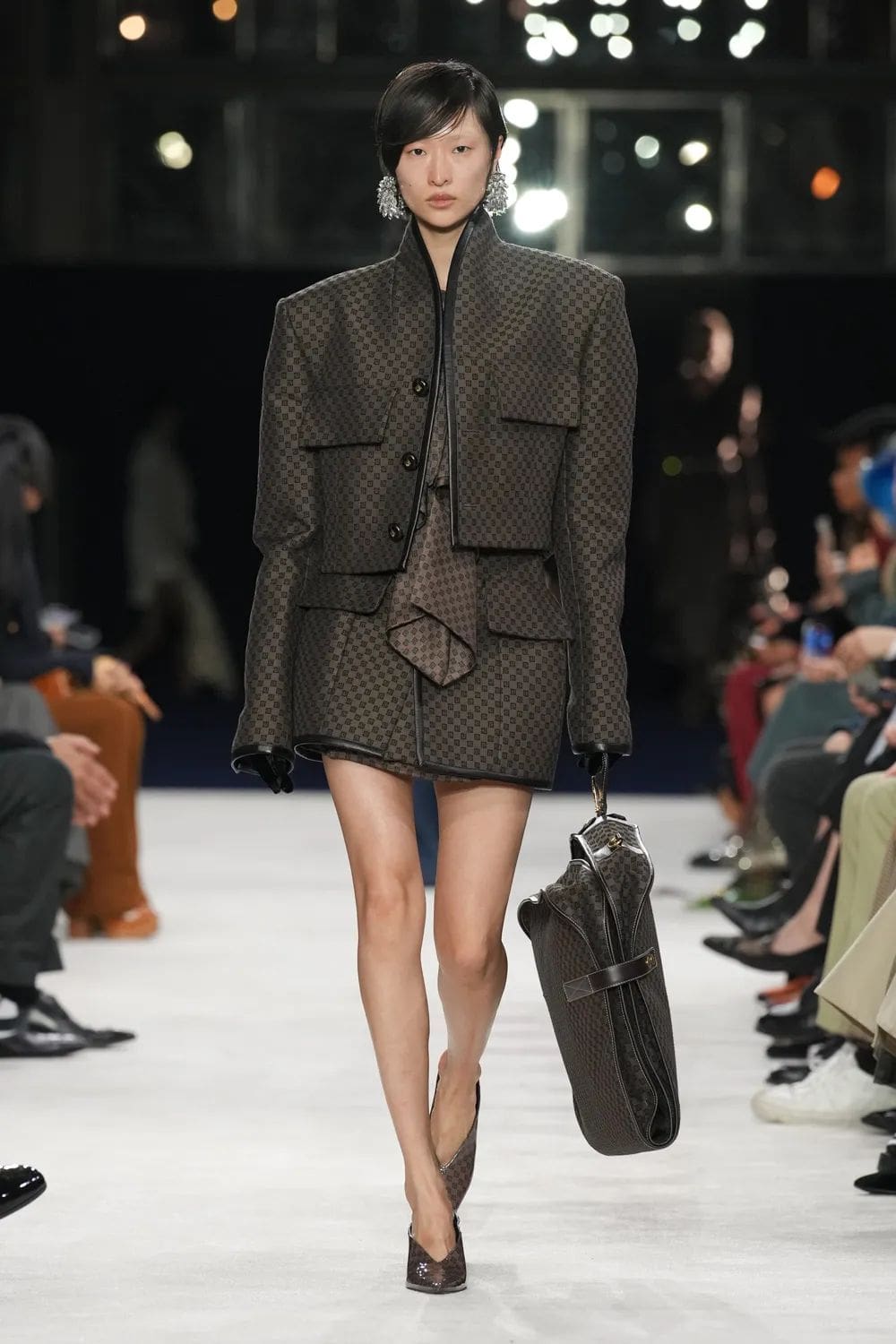 巴尔曼 (Balmain) 秋冬 2023 2024 巴黎 Runway 22杂志