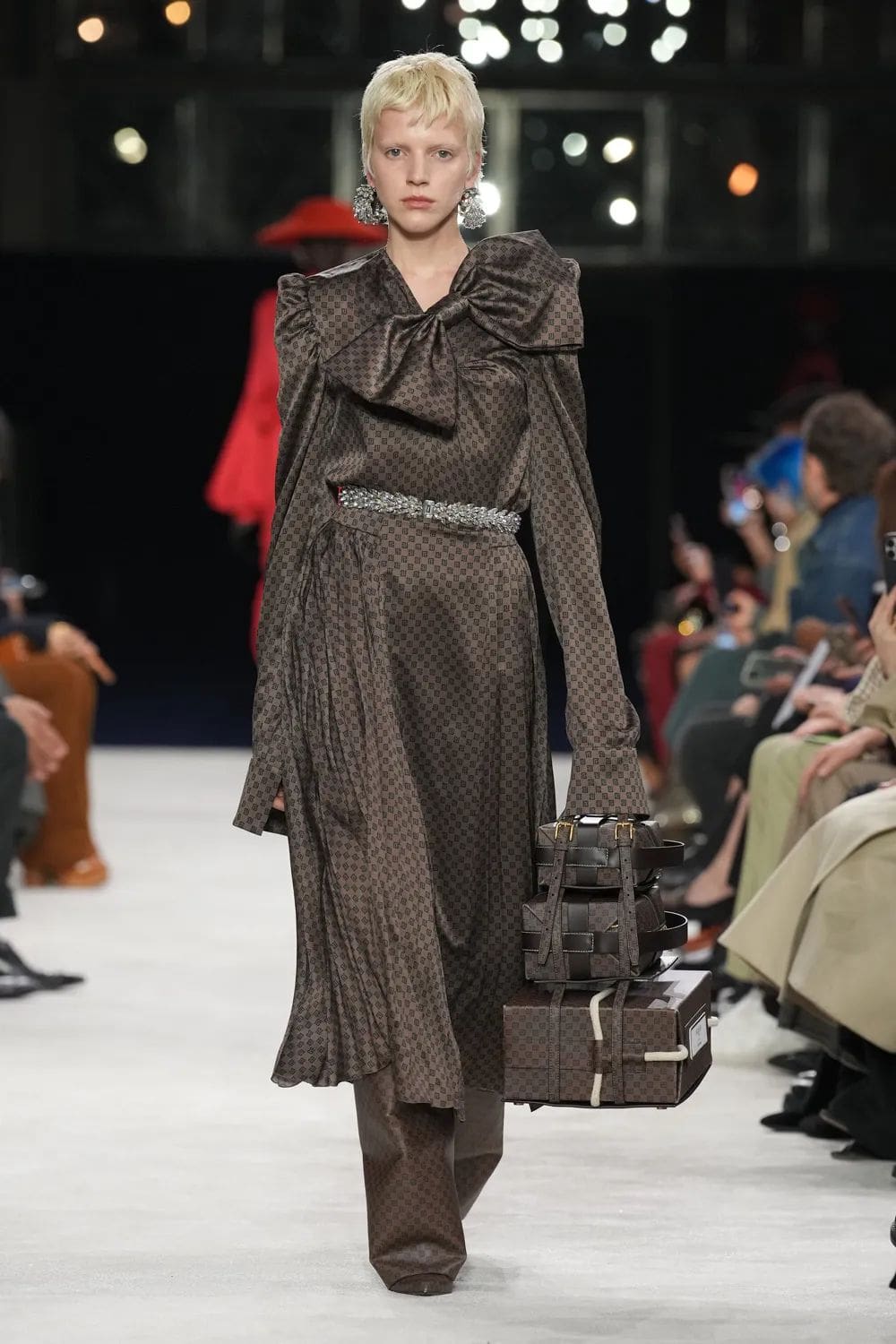 巴尔曼 (Balmain) 秋冬 2023 2024 巴黎 Runway 24杂志