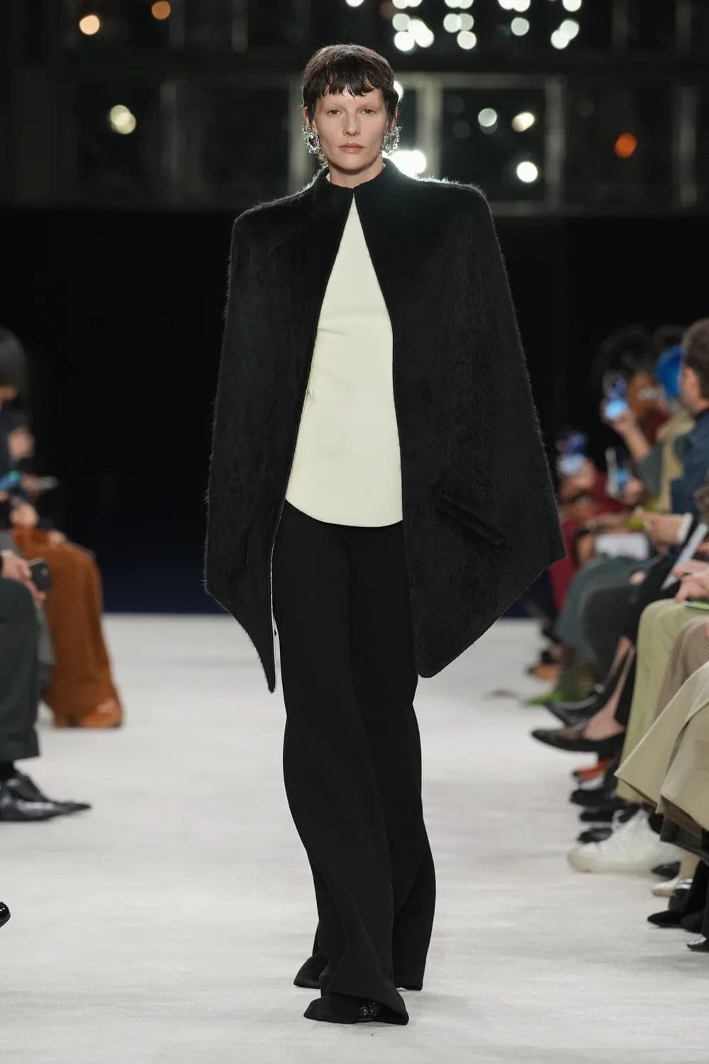 巴尔曼 (Balmain) 秋冬 2023 2024 巴黎 Runway 3杂志