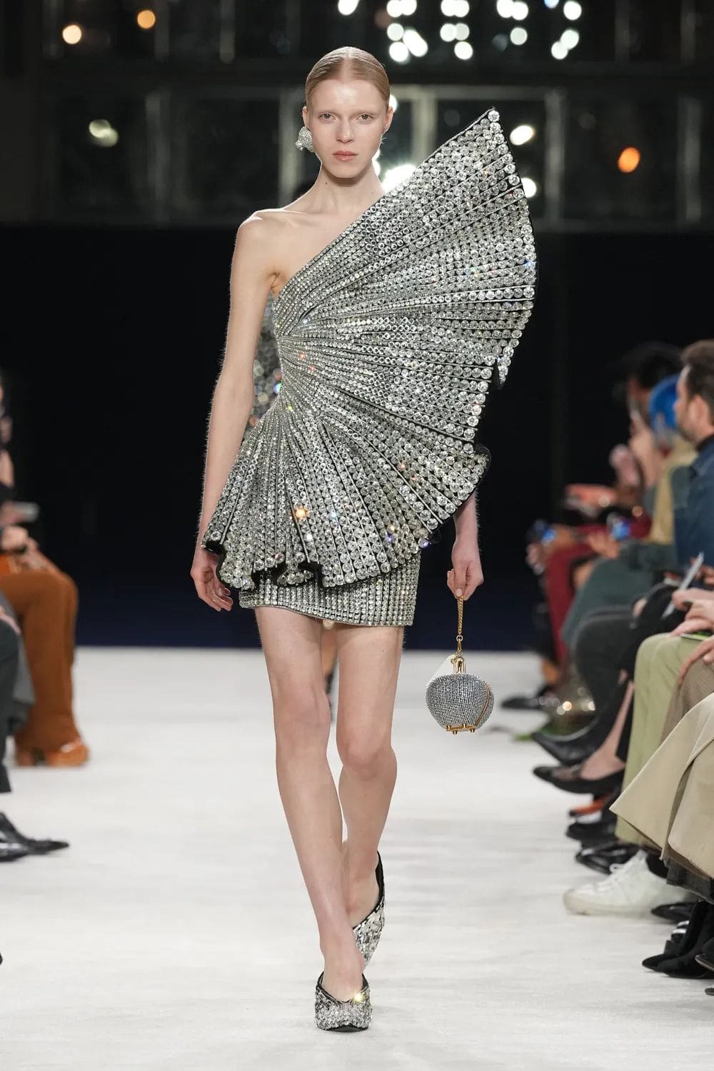巴尔曼 (Balmain) 秋冬 2023 2024 巴黎 Runway 32杂志