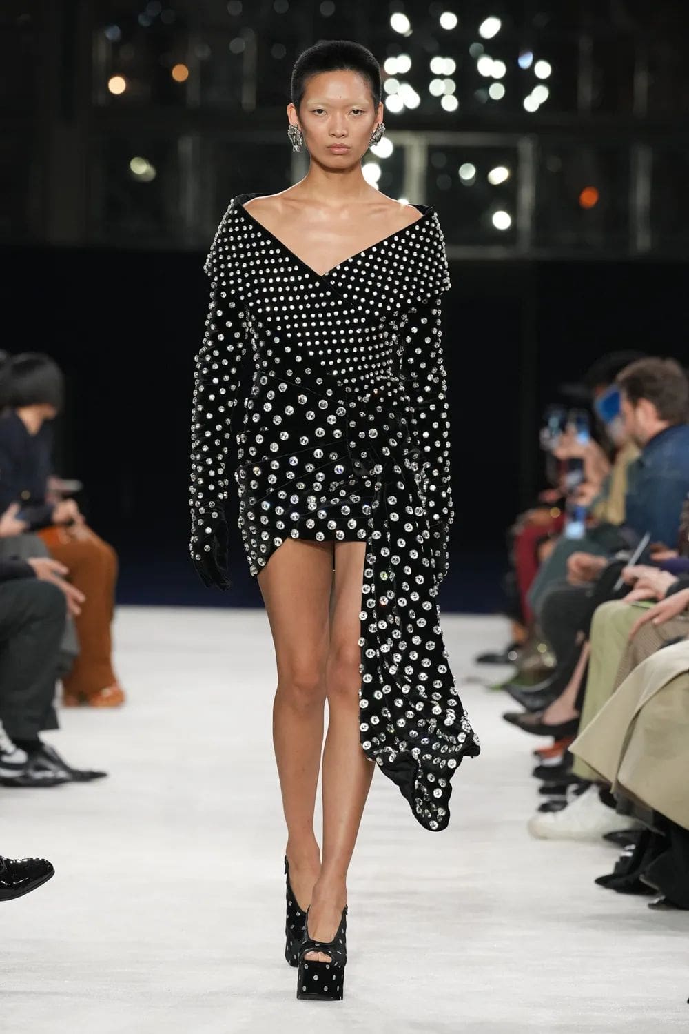 巴尔曼 (Balmain) 秋冬 2023 2024 巴黎 Runway 33杂志