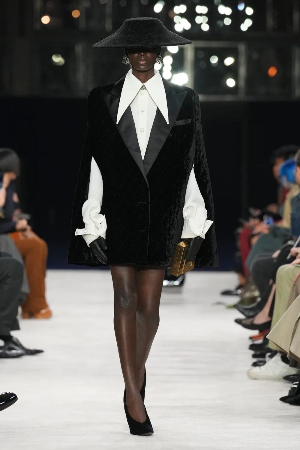 巴尔曼 (Balmain) 秋冬 2023 2024 巴黎 Runway 34杂志