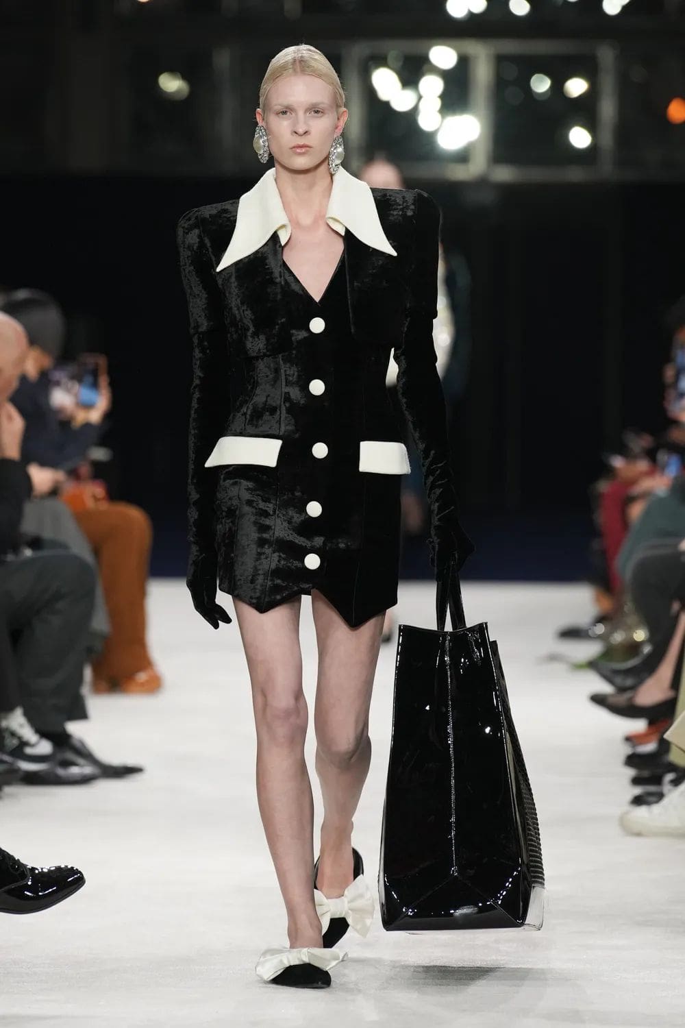 巴尔曼 (Balmain) 秋冬 2023 2024 巴黎 Runway 35杂志