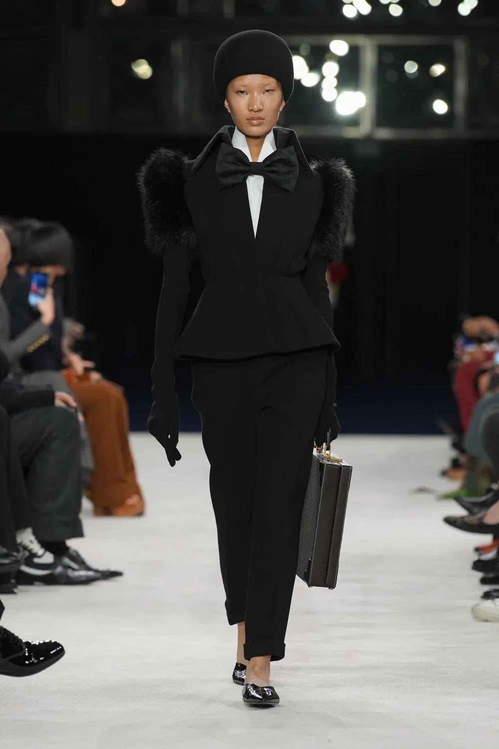 巴尔曼 (Balmain) 秋冬 2023 2024 巴黎 Runway 4杂志