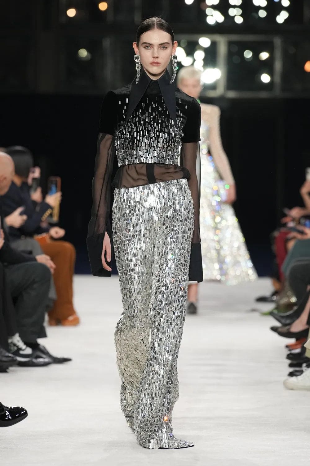 巴尔曼 (Balmain) 秋冬 2023 2024 巴黎 Runway 40杂志