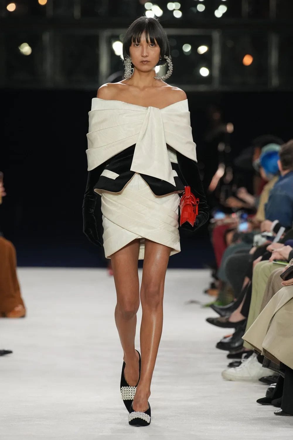 巴尔曼 (Balmain) 秋冬 2023 2024 巴黎 Runway 6杂志