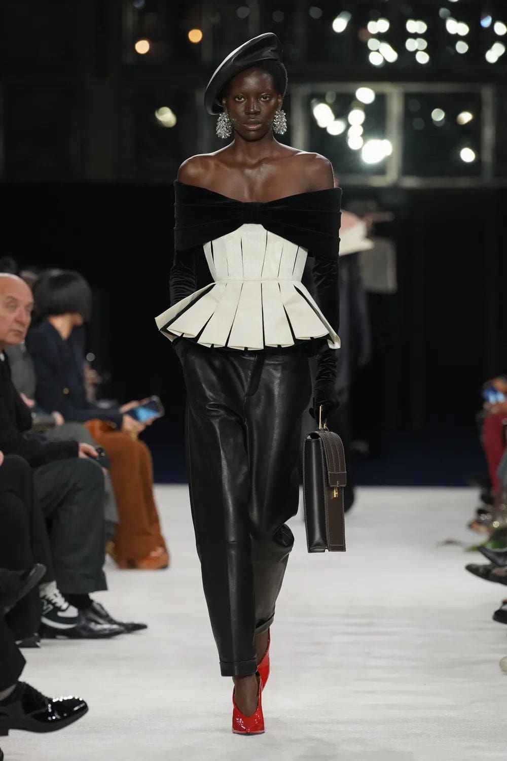 巴尔曼 (Balmain) 秋冬 2023 2024 巴黎 Runway 7杂志