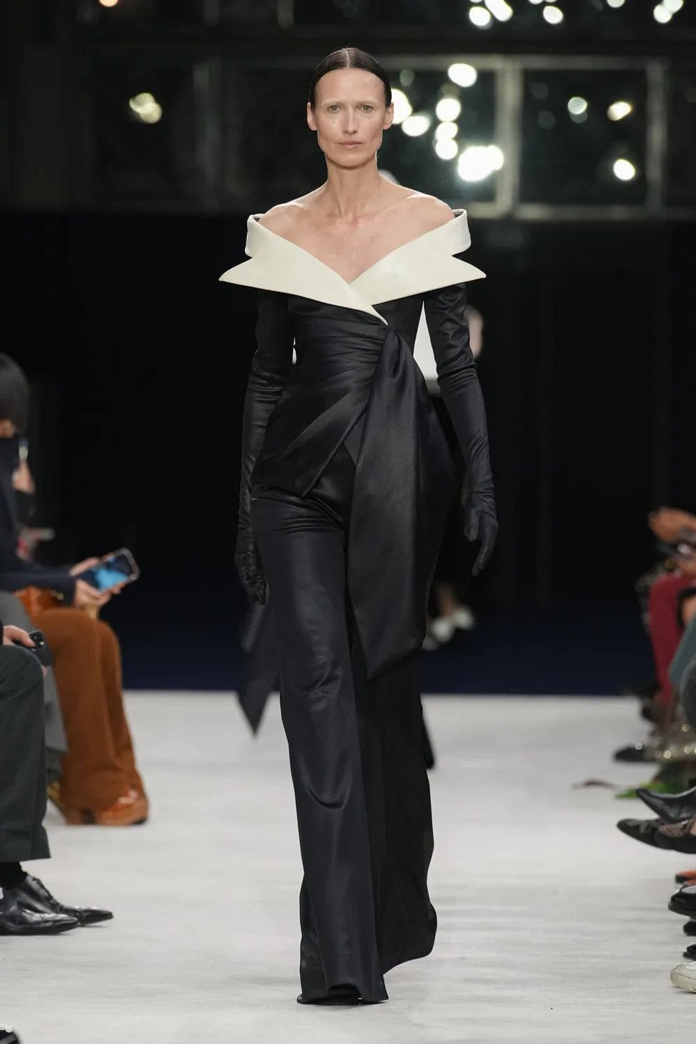 巴尔曼 (Balmain) 秋冬 2023 2024 巴黎 Runway 8杂志