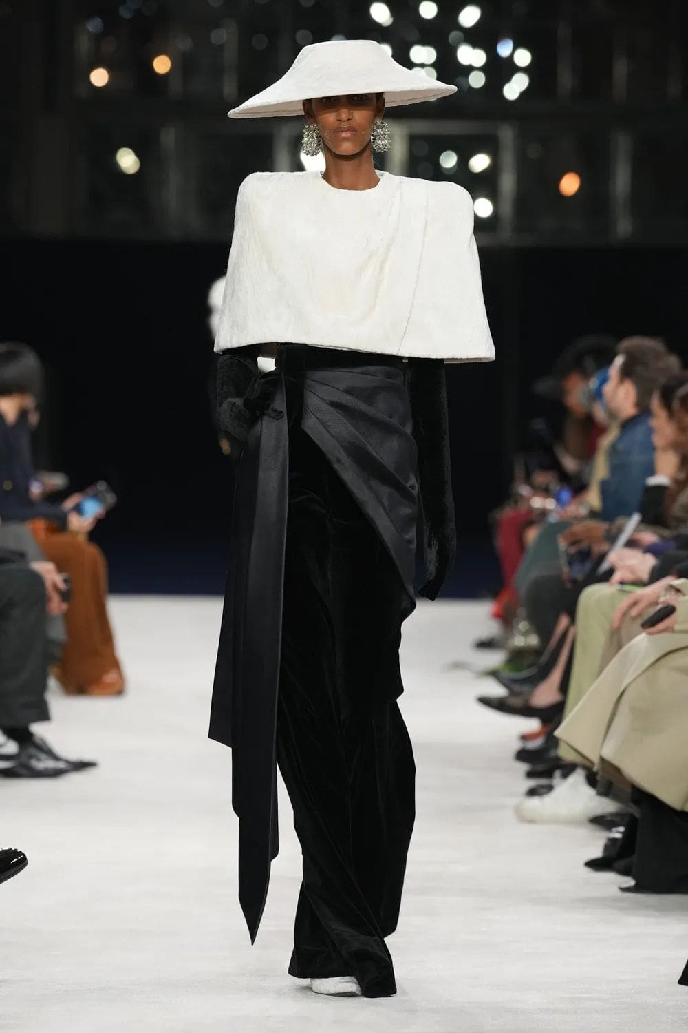 巴尔曼 (Balmain) 秋冬 2023 2024 巴黎 Runway 9杂志