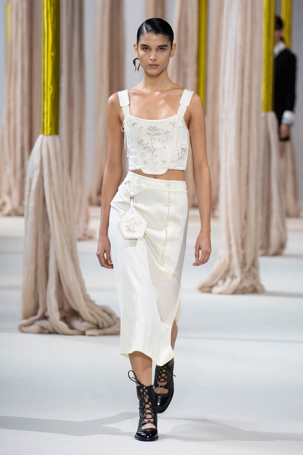 夏姿陈 (Shiatzy Chen) 秋冬 2023 2024 巴黎 Runway 1杂志