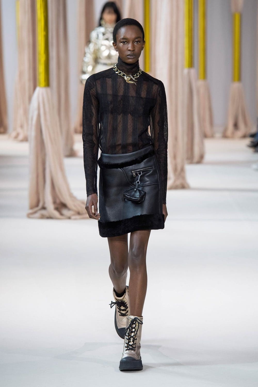 夏姿陈 (Shiatzy Chen) 秋冬 2023 2024 巴黎 Runway 10杂志