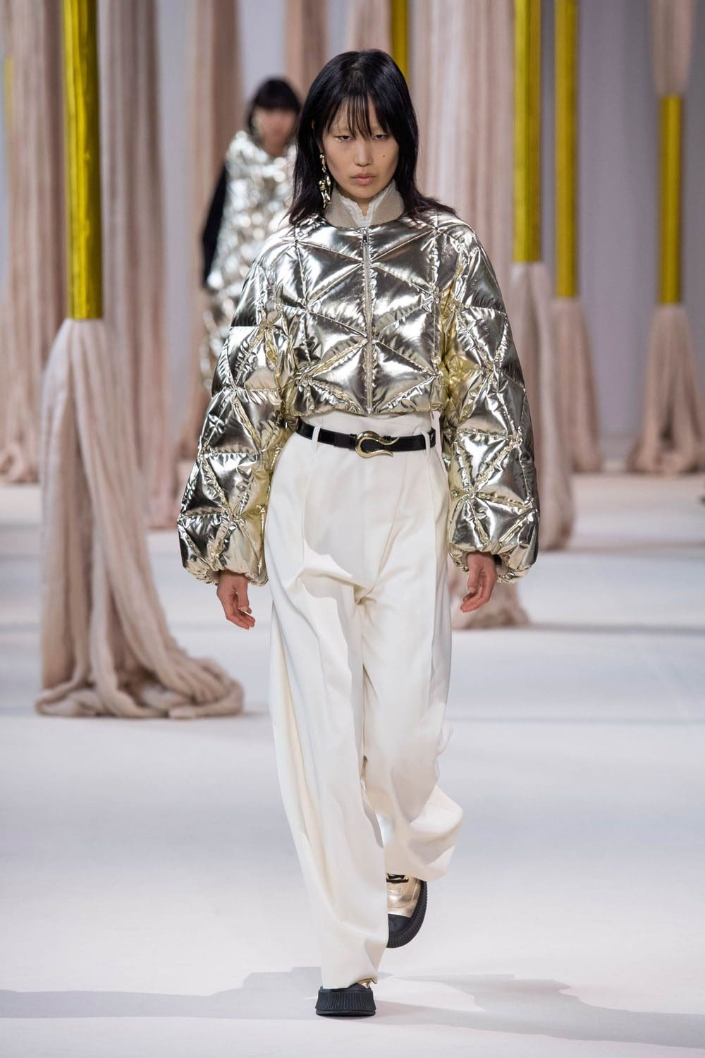 夏姿陈 (Shiatzy Chen) 秋冬 2023 2024 巴黎 Runway 11杂志