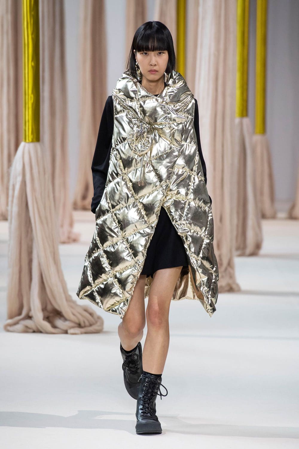夏姿陈 (Shiatzy Chen) 秋冬 2023 2024 巴黎 Runway 12杂志
