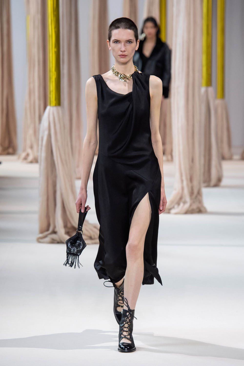 夏姿陈 (Shiatzy Chen) 秋冬 2023 2024 巴黎 Runway 13杂志