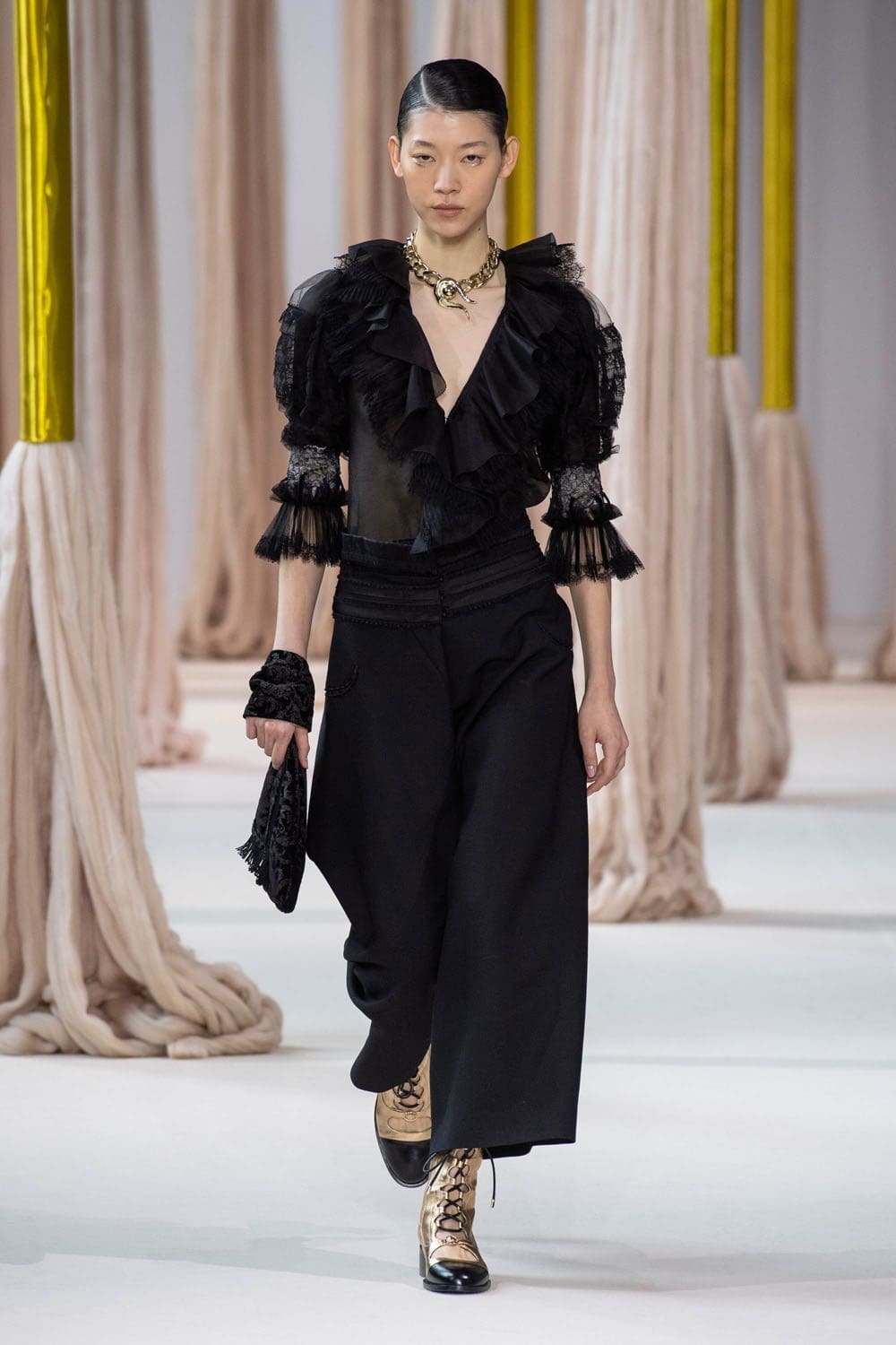 夏姿陈 (Shiatzy Chen) 秋冬 2023 2024 巴黎 Runway 15杂志