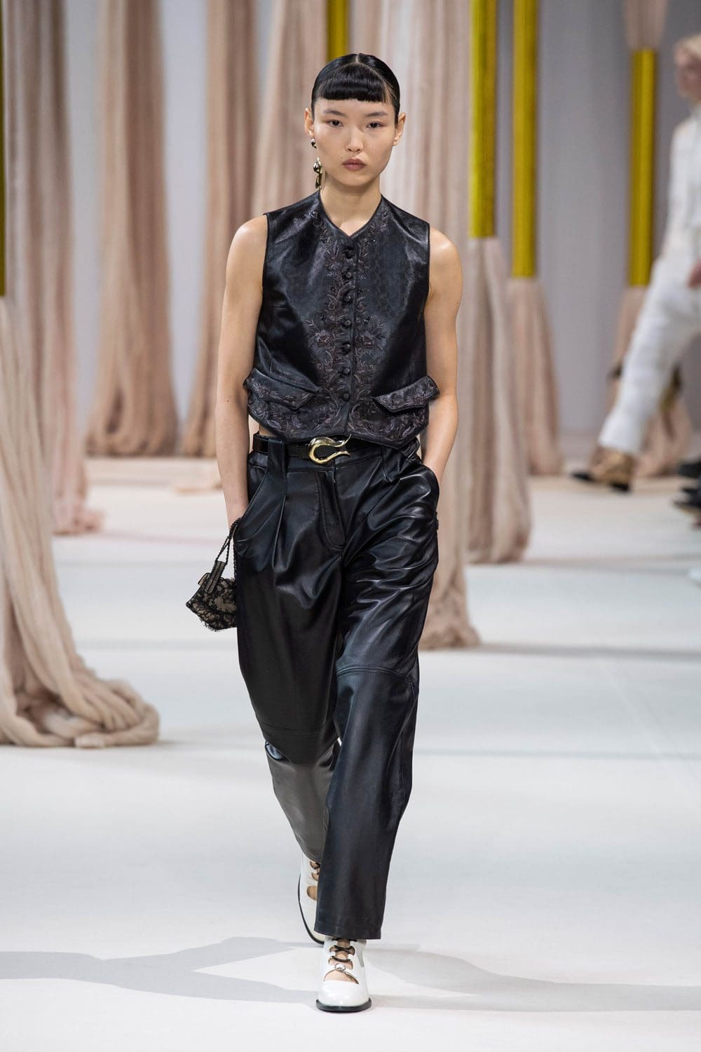 夏姿陈 (Shiatzy Chen) 秋冬 2023 2024 巴黎 Runway 16杂志