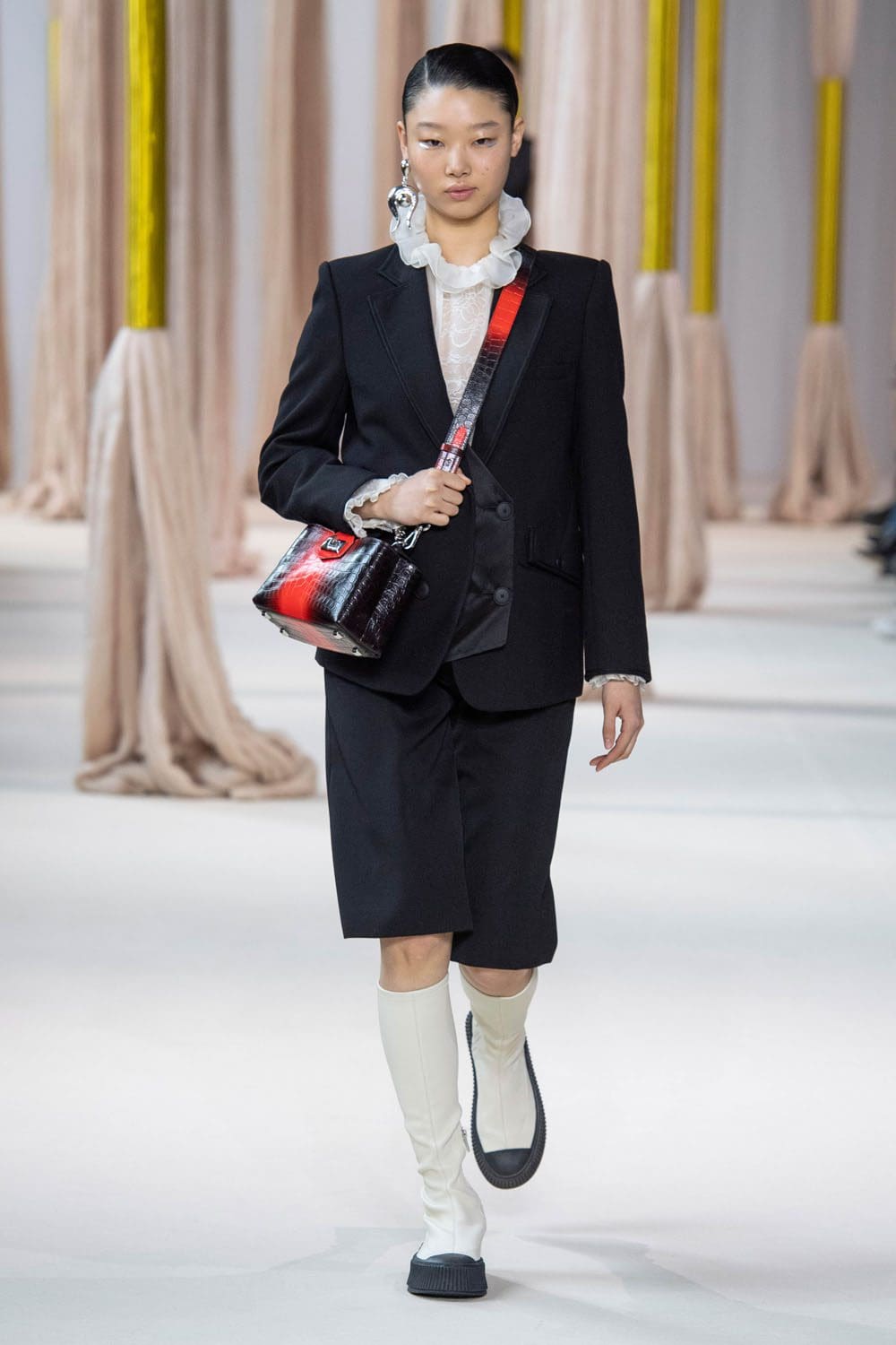 夏姿陈 (Shiatzy Chen) 秋冬 2023 2024 巴黎 Runway 19杂志