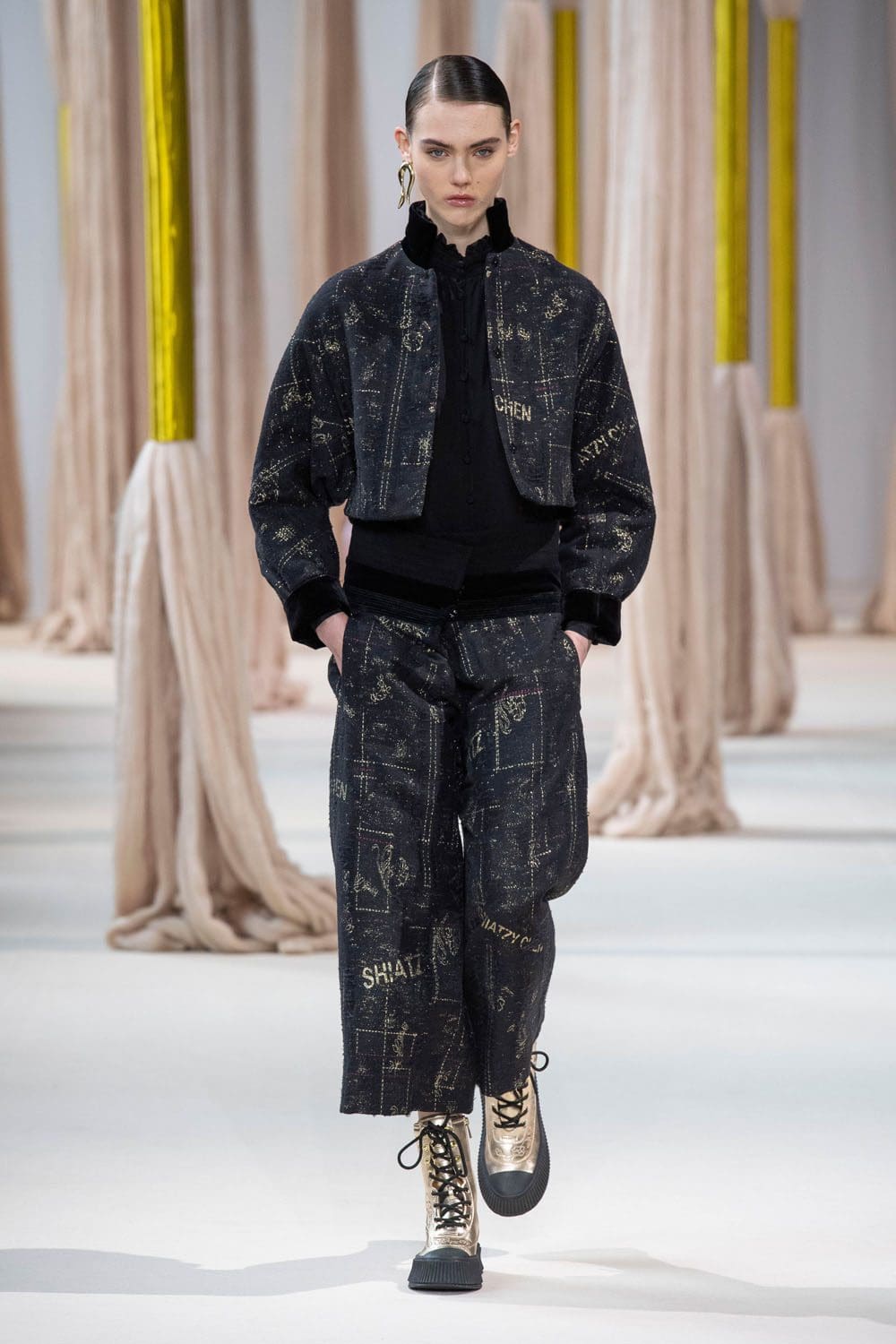 夏姿陈 (Shiatzy Chen) 秋冬 2023 2024 巴黎 Runway 43杂志
