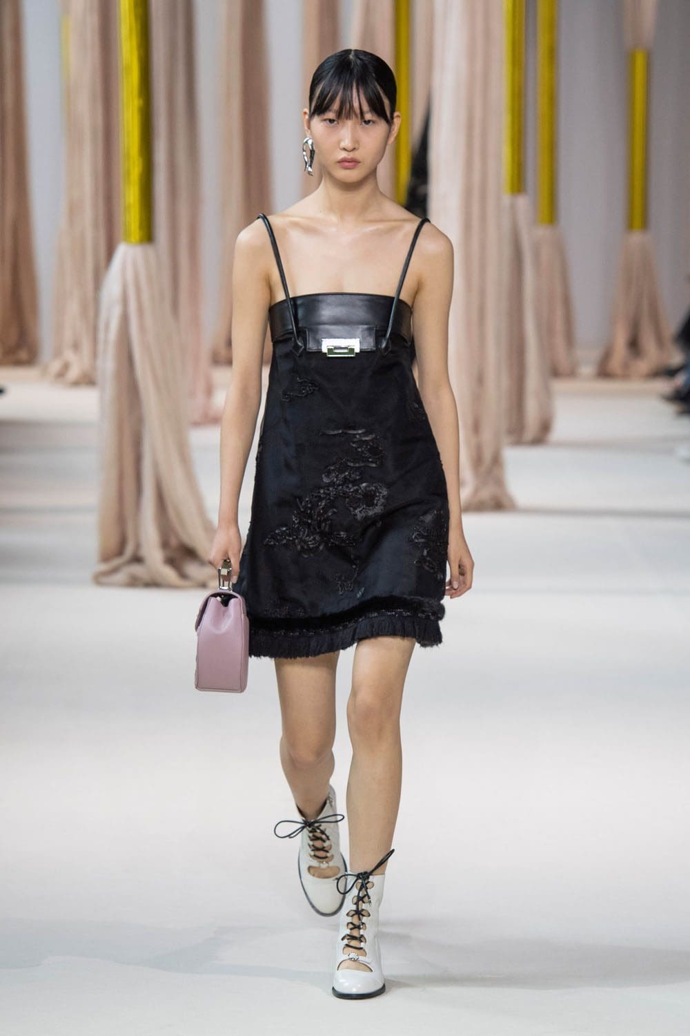 夏姿陈 (Shiatzy Chen) 秋冬 2023 2024 巴黎 Runway 44杂志