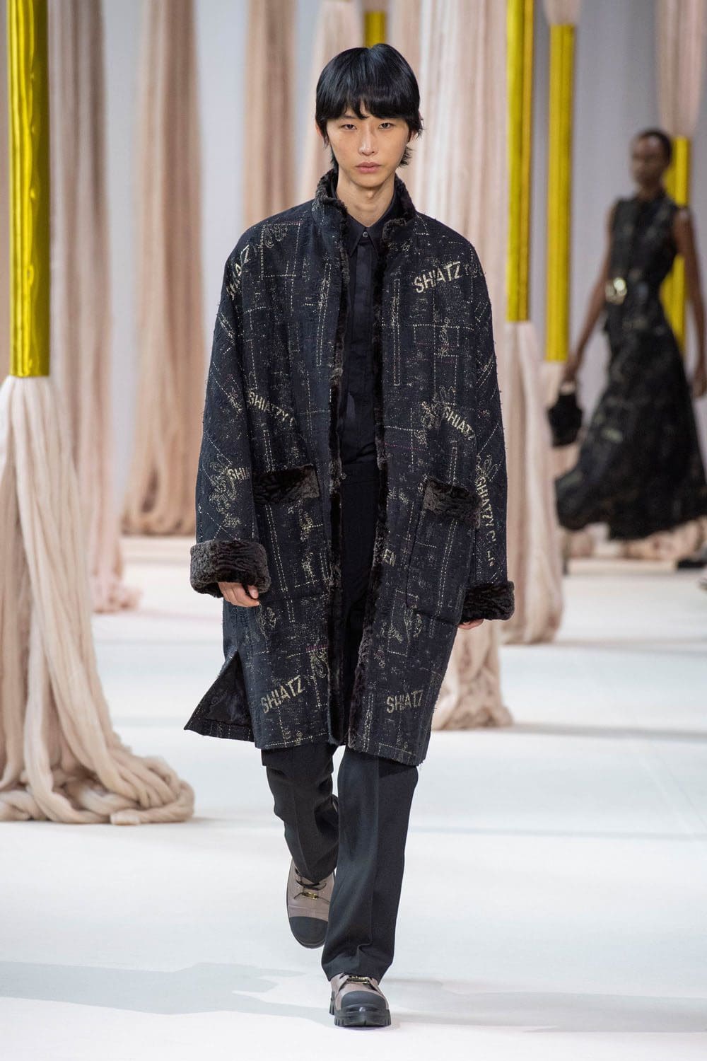 夏姿陈 (Shiatzy Chen) 秋冬 2023 2024 巴黎 Runway 45杂志