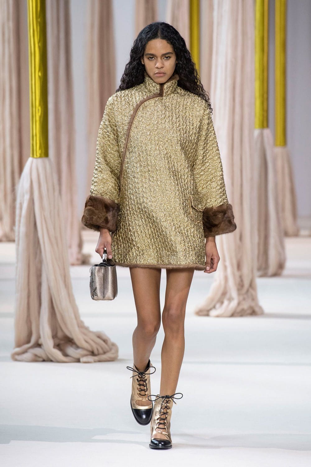夏姿陈 (Shiatzy Chen) 秋冬 2023 2024 巴黎 Runway 53杂志
