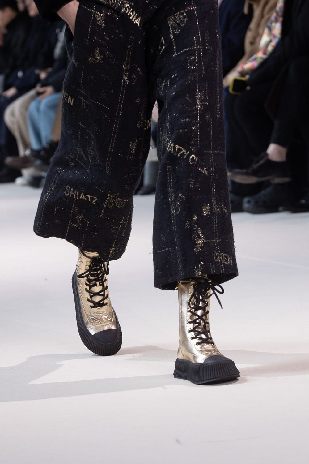 夏姿陈 (Shiatzy Chen) 秋冬 2023 2024 巴黎 Runway 64杂志