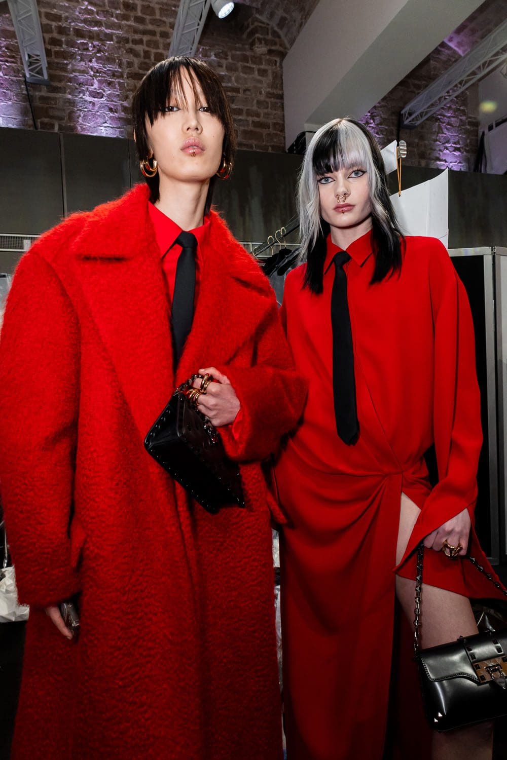 Валентино Фолл 2023 2024 За кулисами Runway Журнал 40