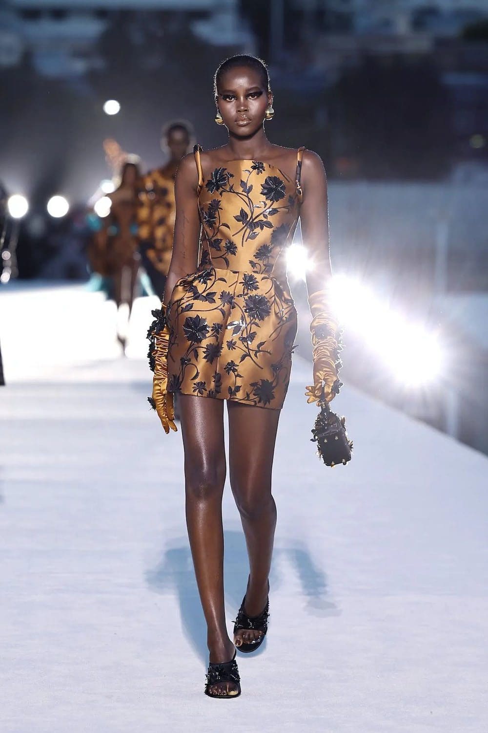 Versace Fall Winter 2023 Los Angeles Runway Magazine 20