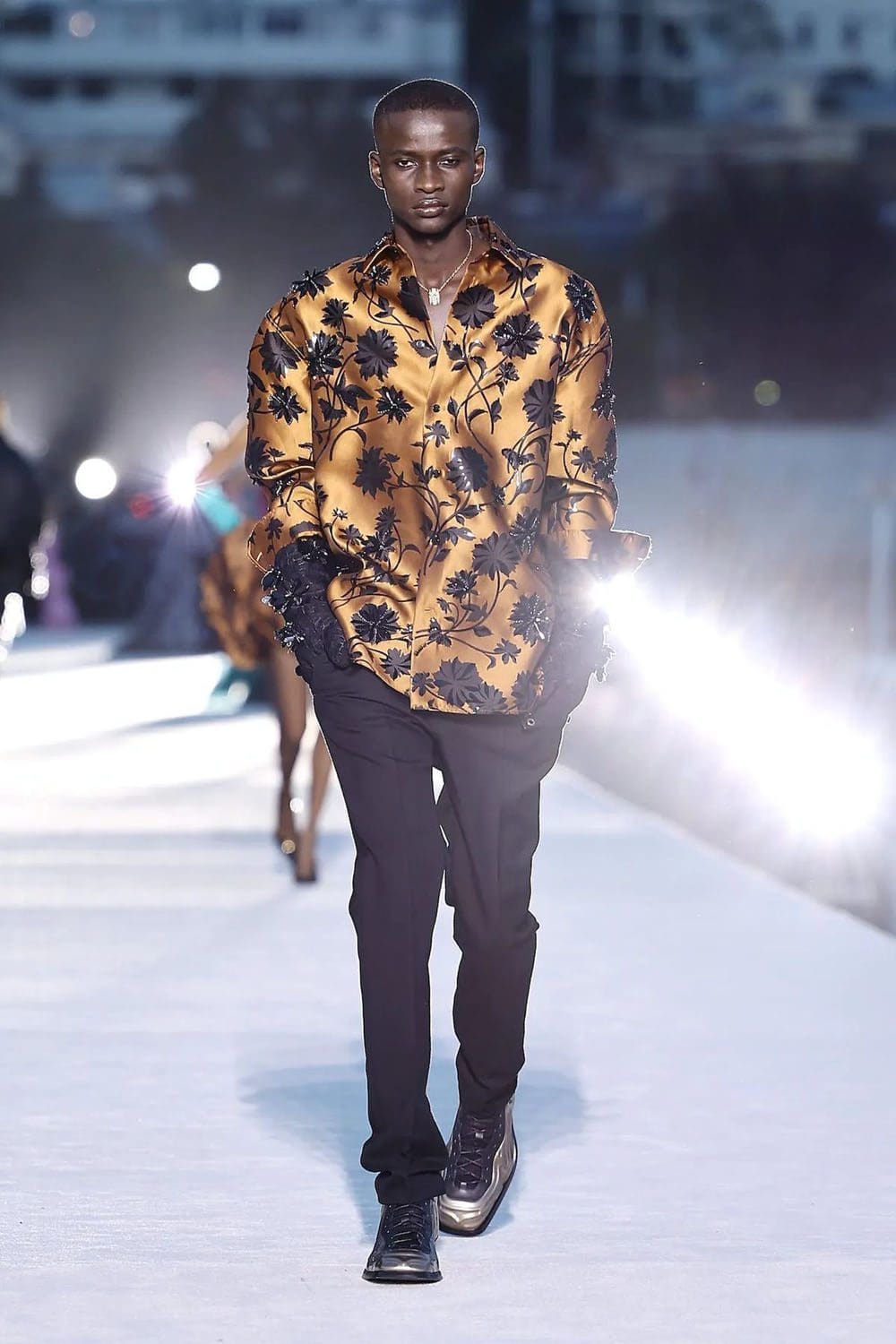 Versace Fall Winter 2023 Los Angeles Runway Magazine 21