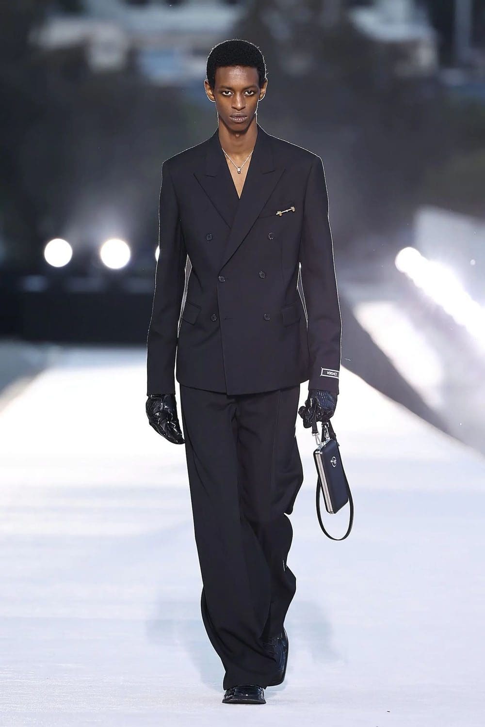 Versace Fall Winter 2023 Los Angeles Runway Magazine 24