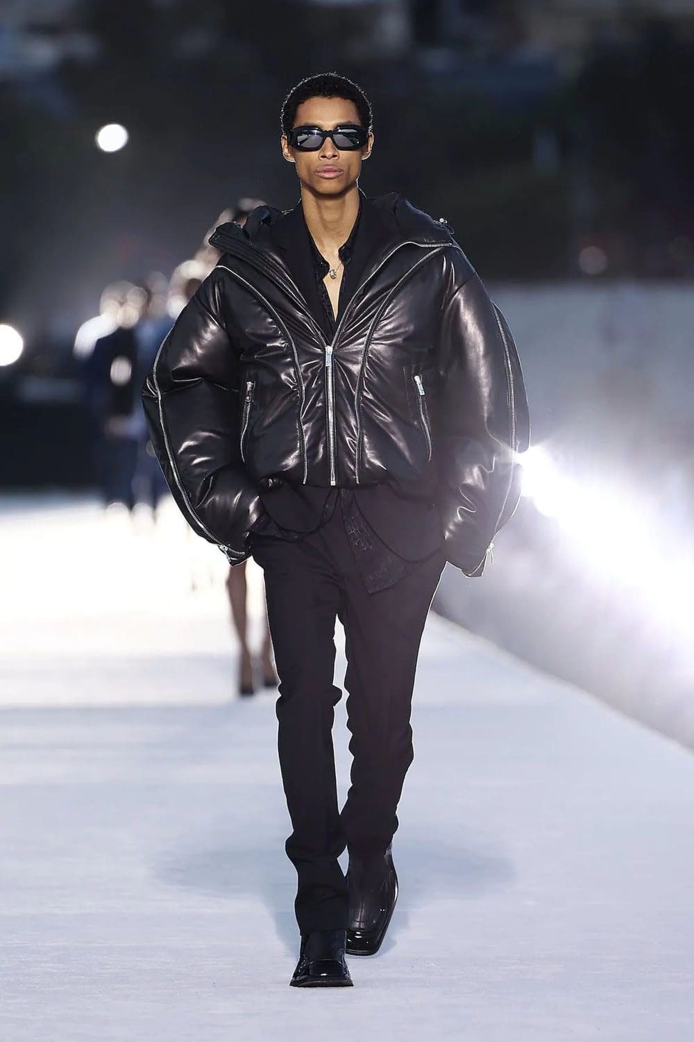 Versace Fall Winter 2023 Los Angeles Runway Magazine 34