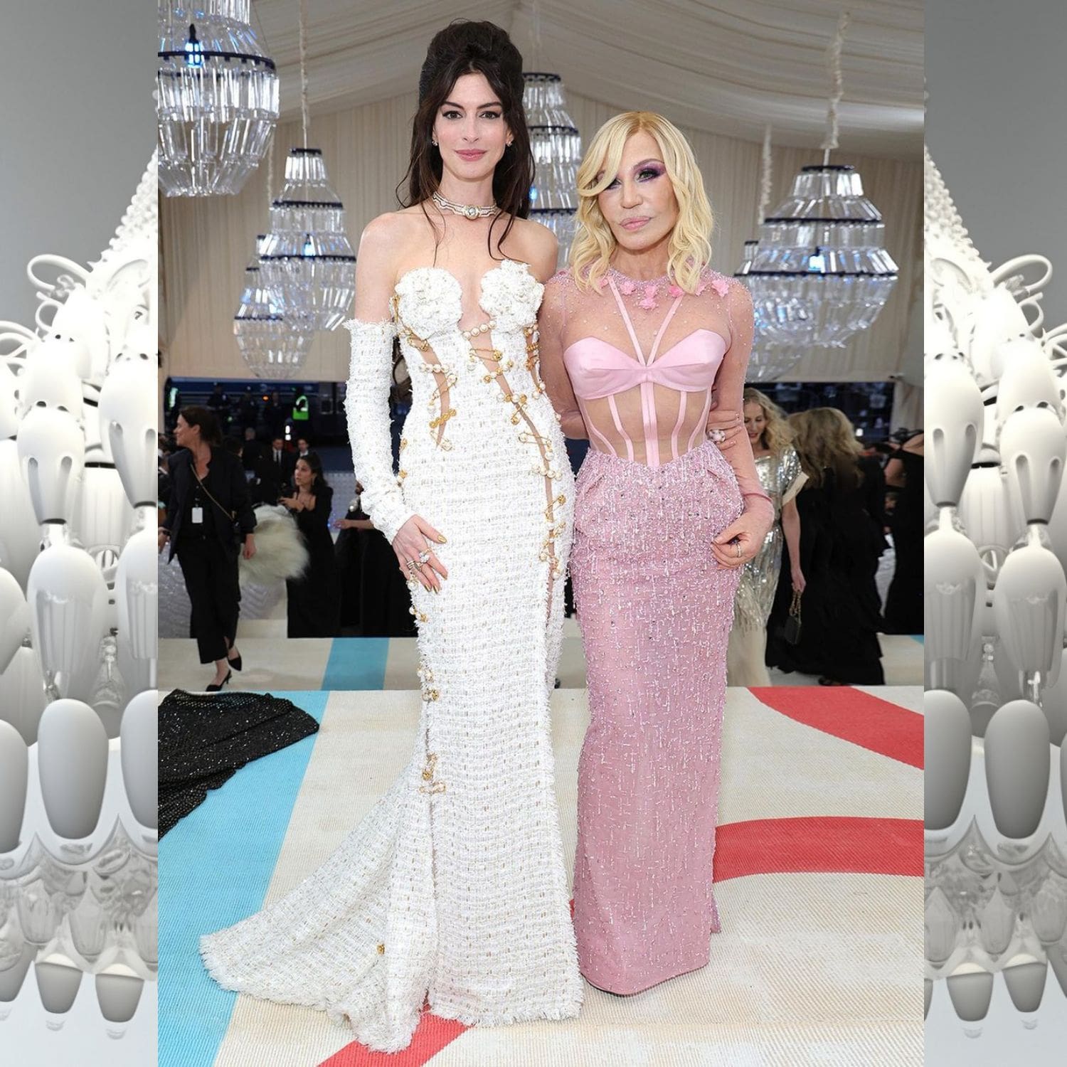 Anne Hathaway y Donatella Versace en la Met Gala 2023