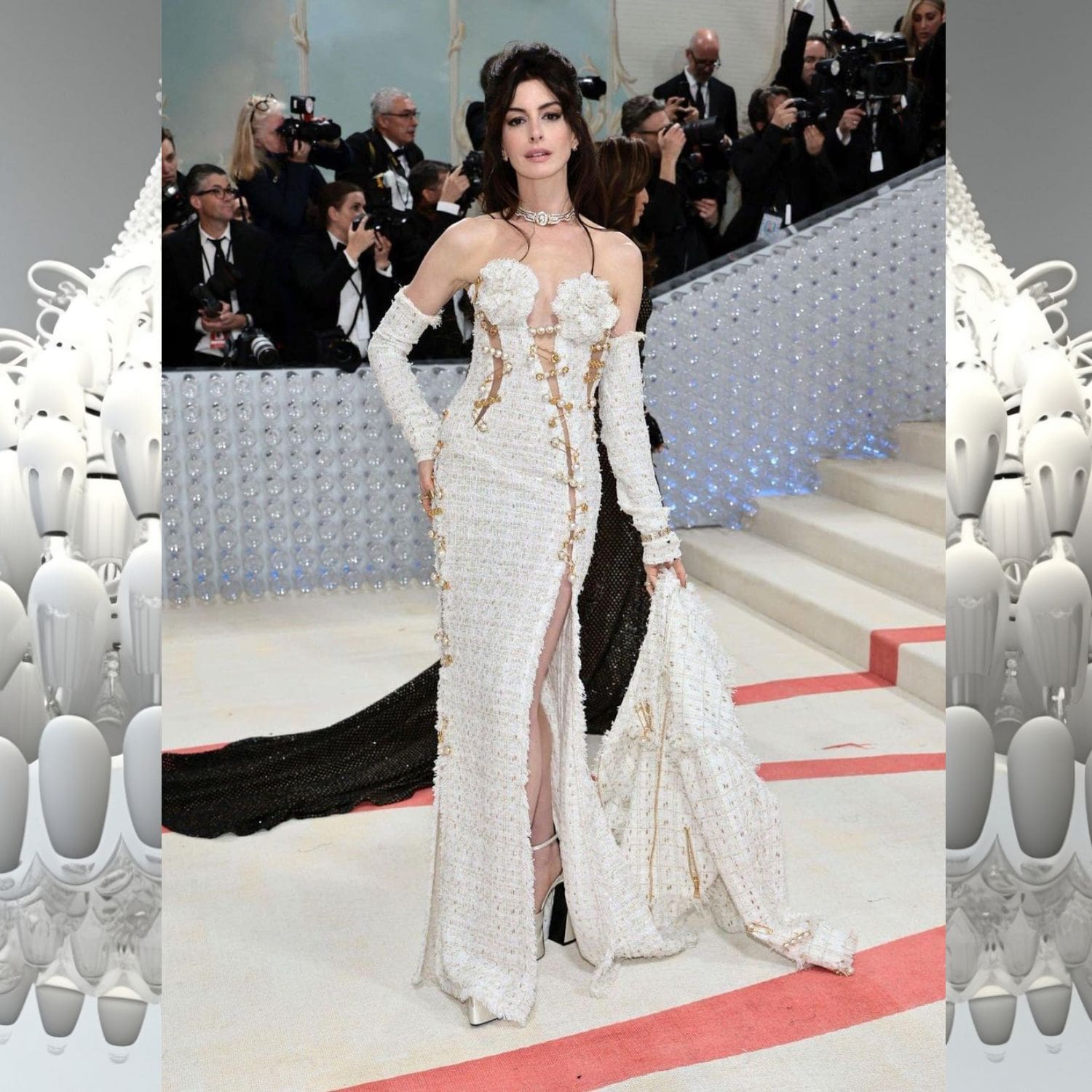 Anne Hathaway con Versace en la Met Gala 2023 2