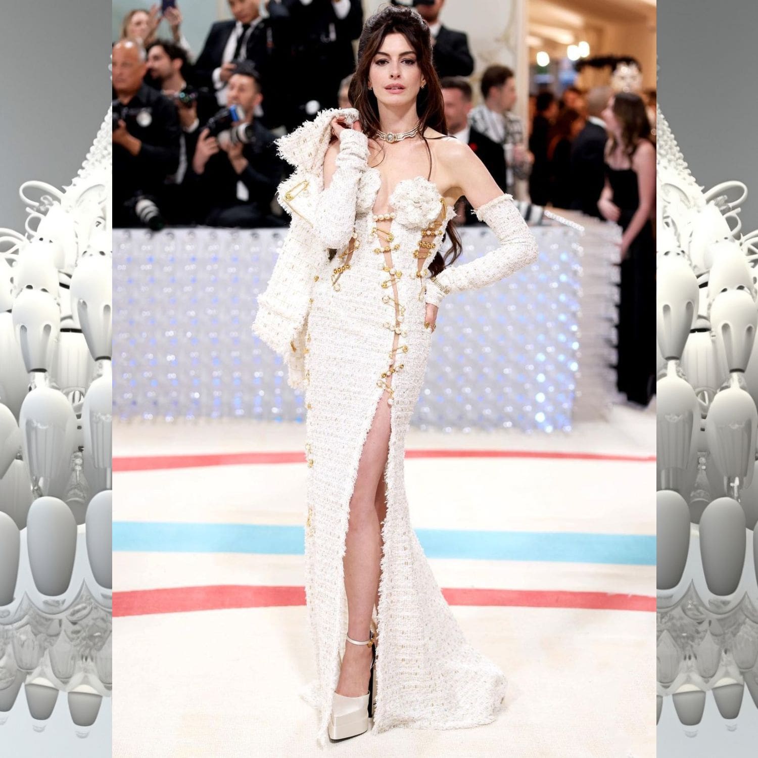 Anne Hathaway con Versace en la Met Gala 2023 3