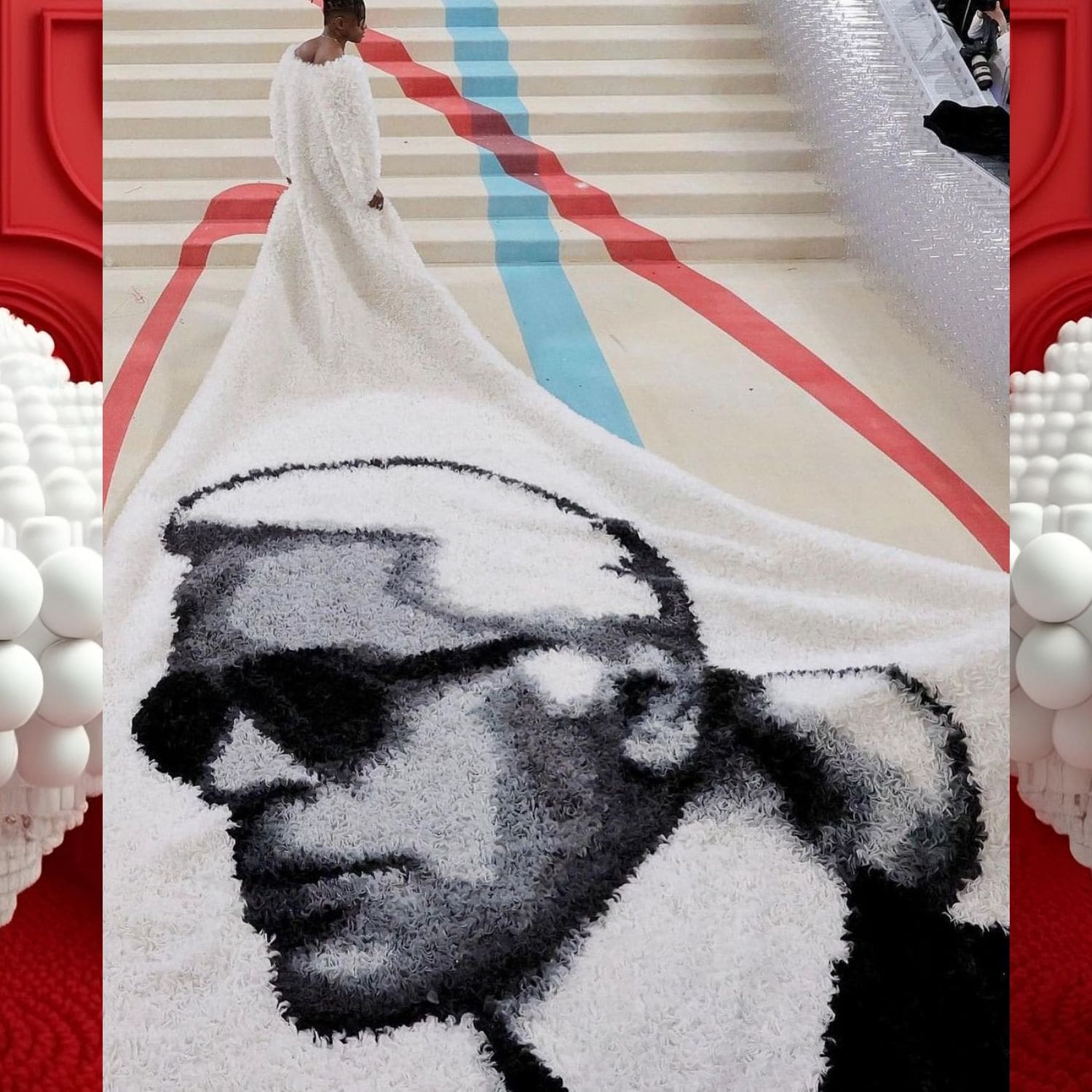 Jeremy Pope con bandeja del retrato de Karl Lagerfeld en Balmain en la Met Gala 2023 2