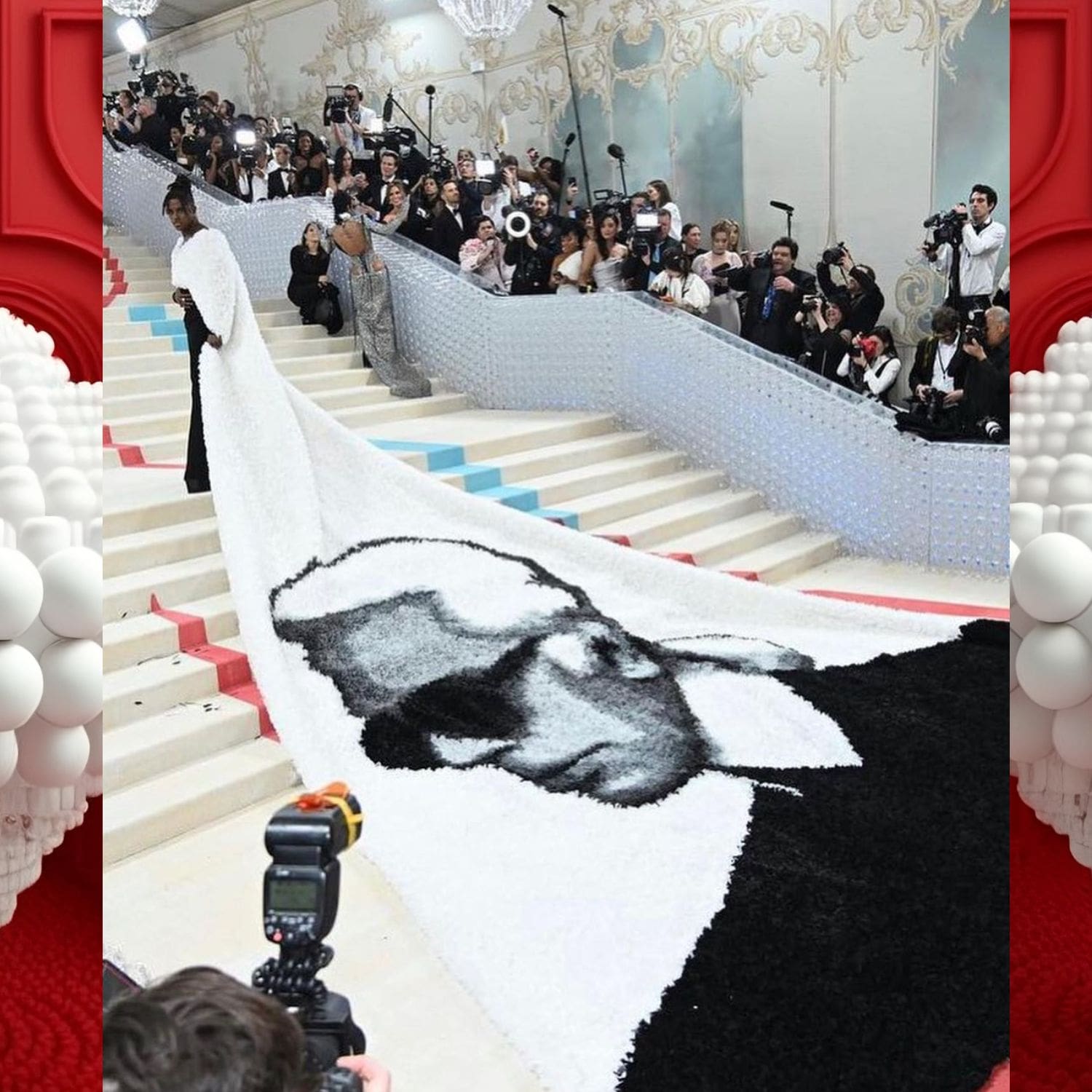 Jeremy Pope con bandeja del retrato de Karl Lagerfeld en Balmain en la Met Gala 2023 3