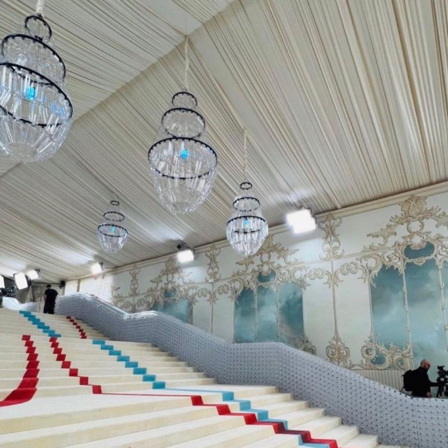 Decoración con botellas de plástico en The Met Gala 2023