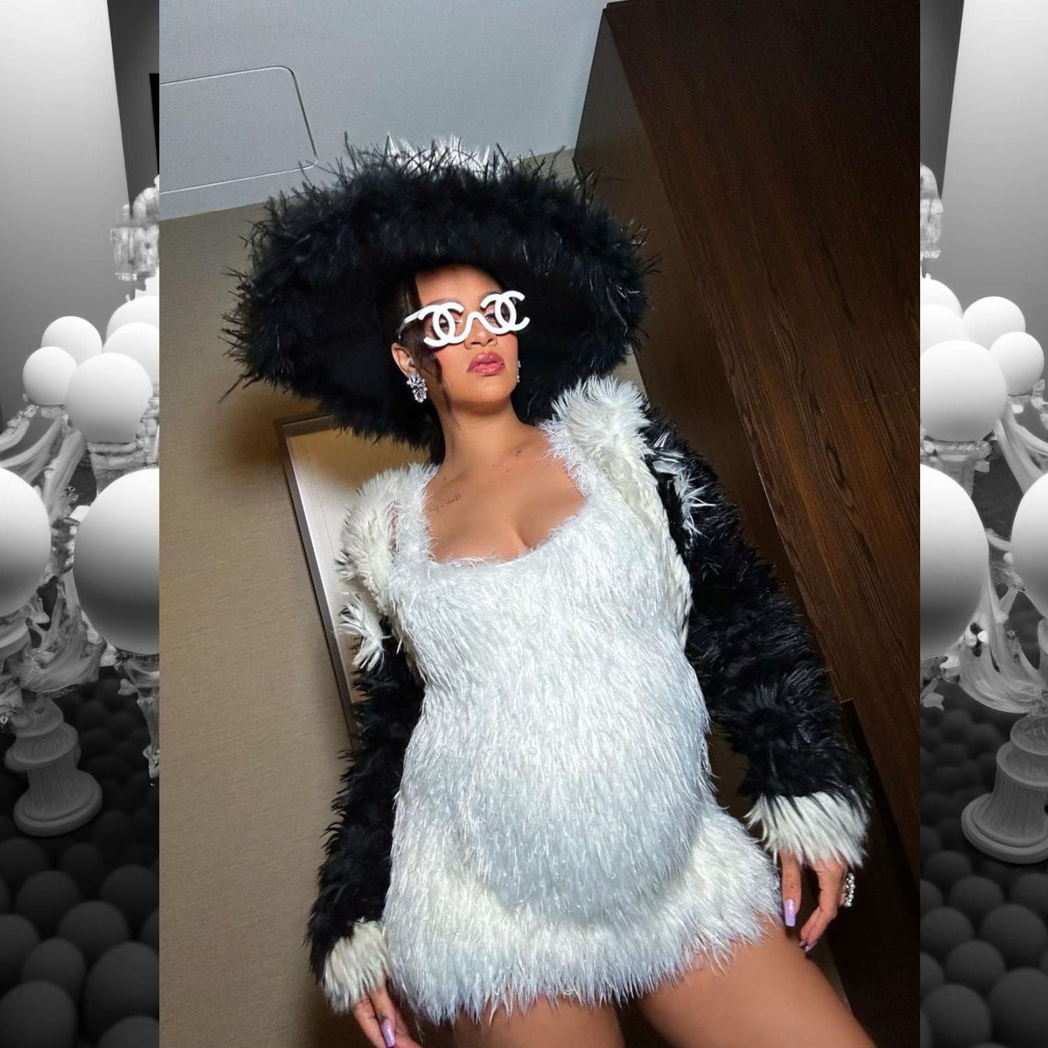 Rihanna con look Chanel ish o Karl ish preparándose para la Met Gala 2023 2