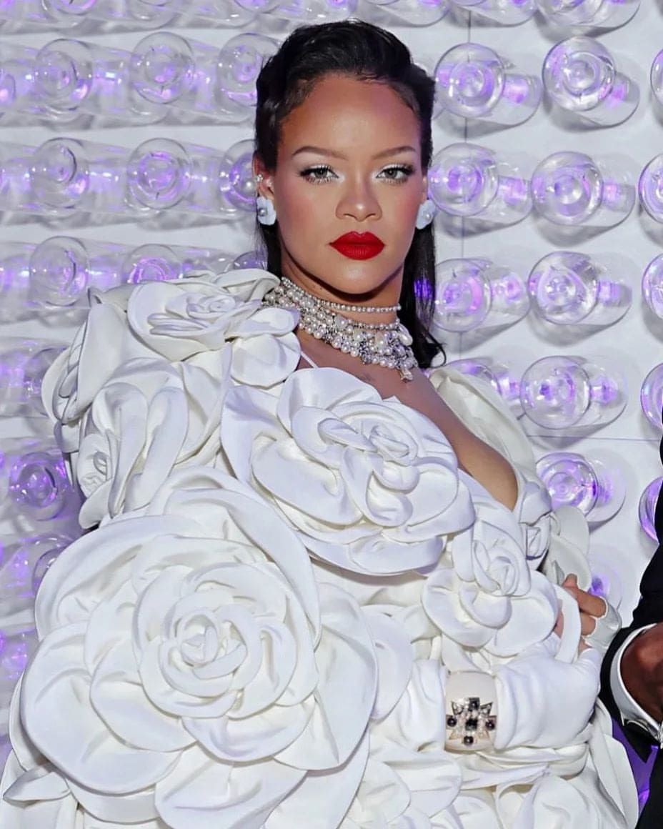 Rihanna vestida de Valentino en la Met Gala 2023 5