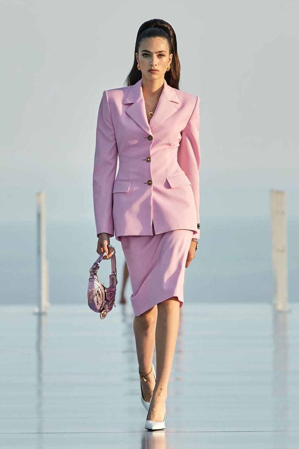 Crucero Versace La Vacanza 2024 Complejo turístico Cannes Runway Revista (1)