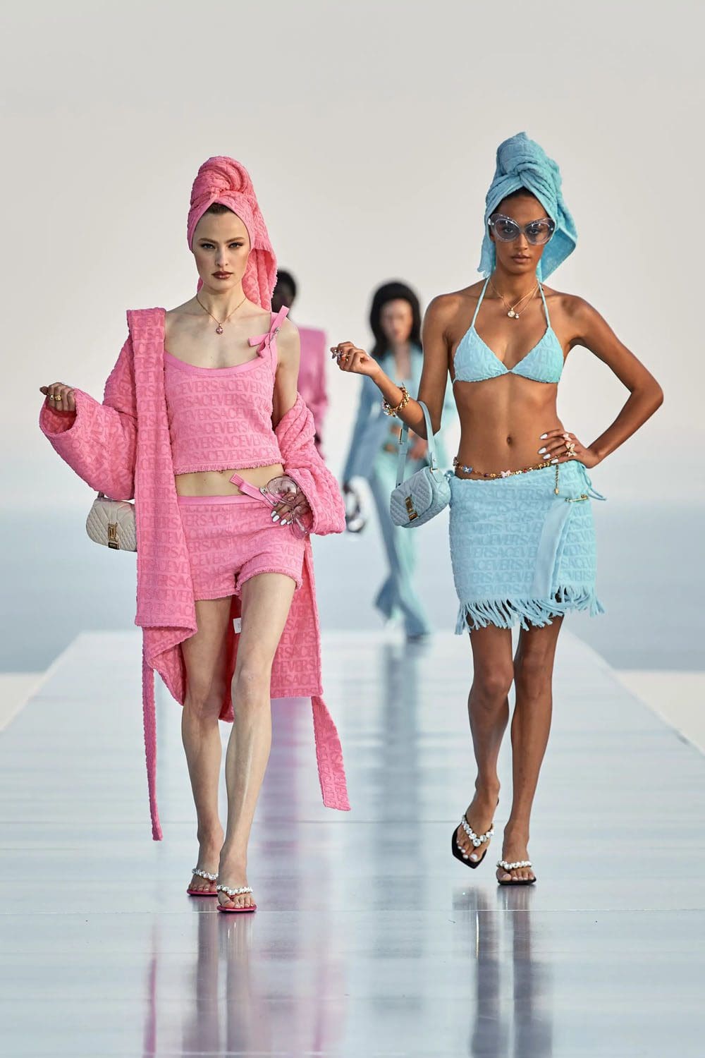 Crucero Versace La Vacanza 2024 Complejo turístico Cannes Runway Revista (10)