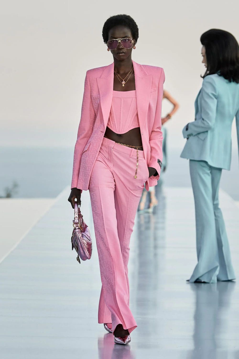 Crucero Versace La Vacanza 2024 Complejo turístico Cannes Runway Revista (11)