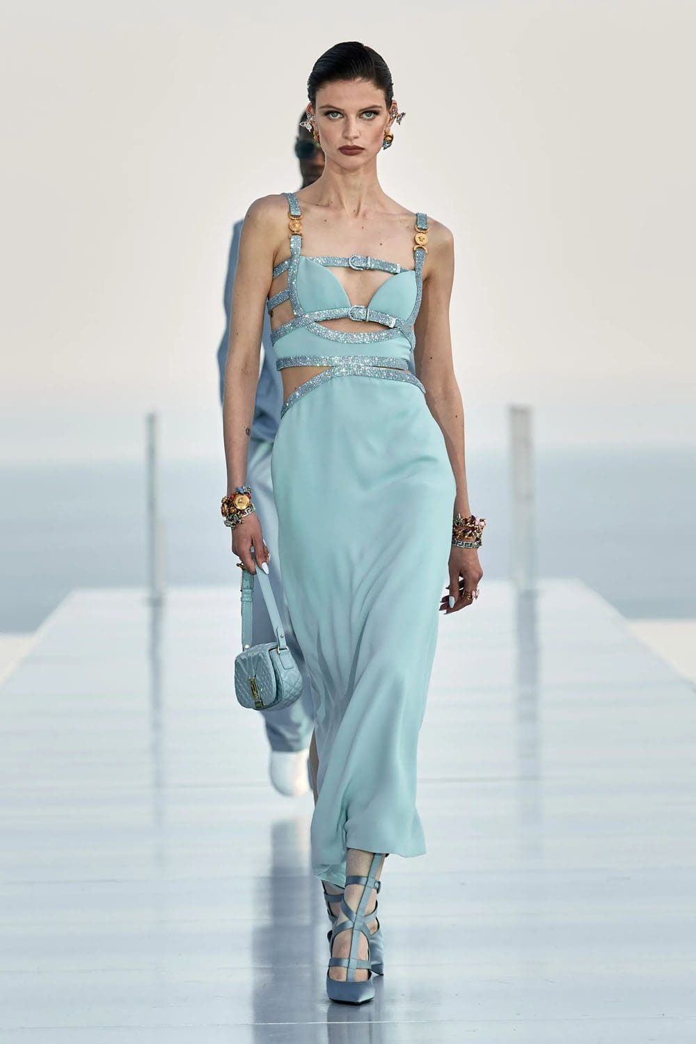 Crucero Versace La Vacanza 2024 Complejo turístico Cannes Runway Revista (13)